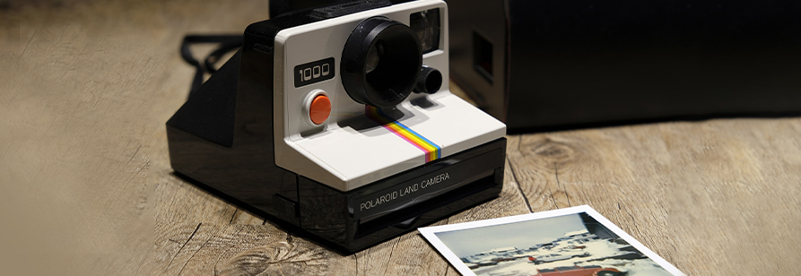 “Polaroidkamera mit Foto von Auto”
